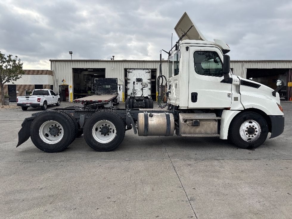 Day Cab Tractor-Heavy Duty Tractors-Freightliner-2019-T12664ST-Fontana-CA-340,359\n\t\tmiles-$ 49,250 - Image 8