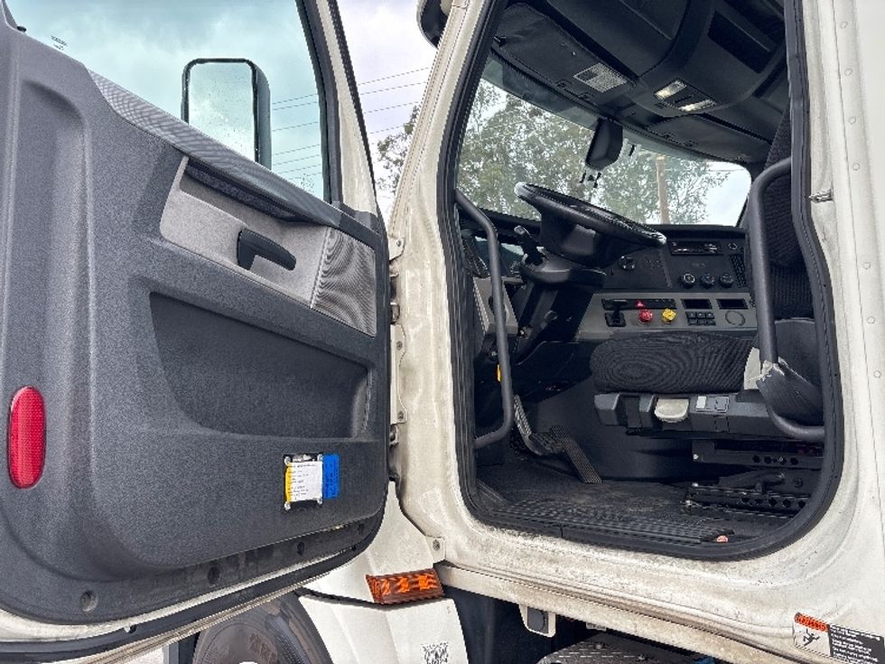 Day Cab Tractor-Heavy Duty Tractors-Freightliner-2019-T12664ST-Fontana-CA-340,359\n\t\tmiles-$ 49,250 - Image 9