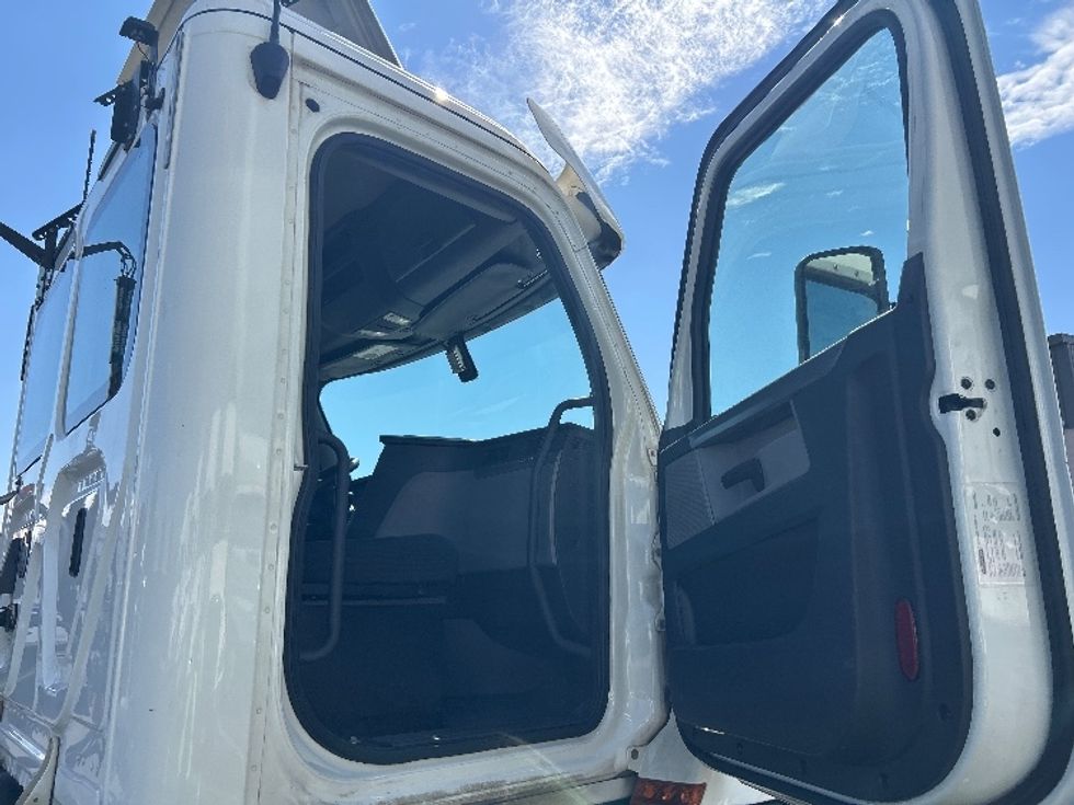 Day Cab Tractor-Heavy Duty Tractors-Freightliner-2019-T12664ST-Fontana-CA-341,506\n\t\tmiles-$ 49,250 - Image 12