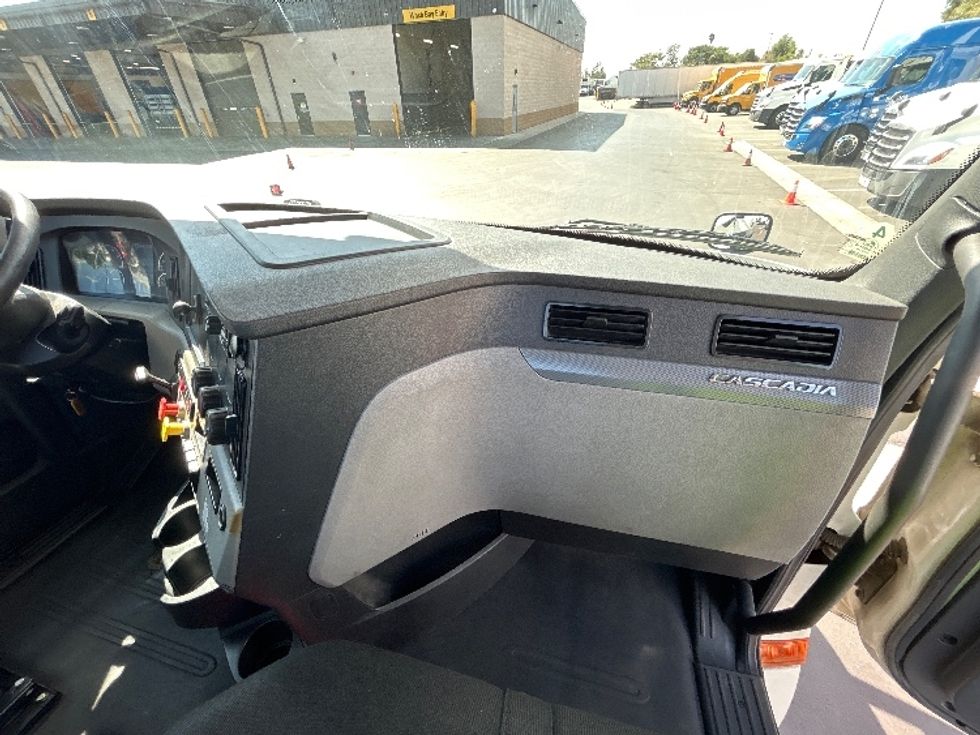 Day Cab Tractor-Heavy Duty Tractors-Freightliner-2019-T12664ST-Fontana-CA-341,506\n\t\tmiles-$ 49,250 - Image 13