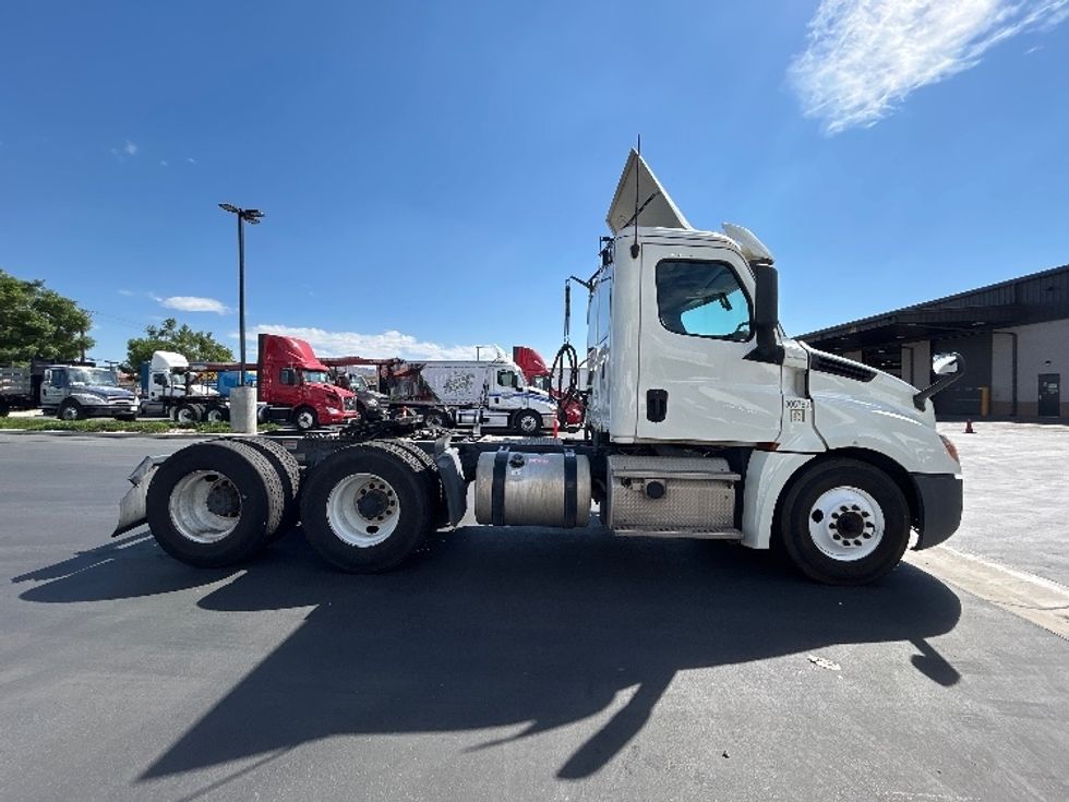 Day Cab Tractor-Heavy Duty Tractors-Freightliner-2019-T12664ST-Fontana-CA-341,506\n\t\tmiles-$ 49,250 - Image 8