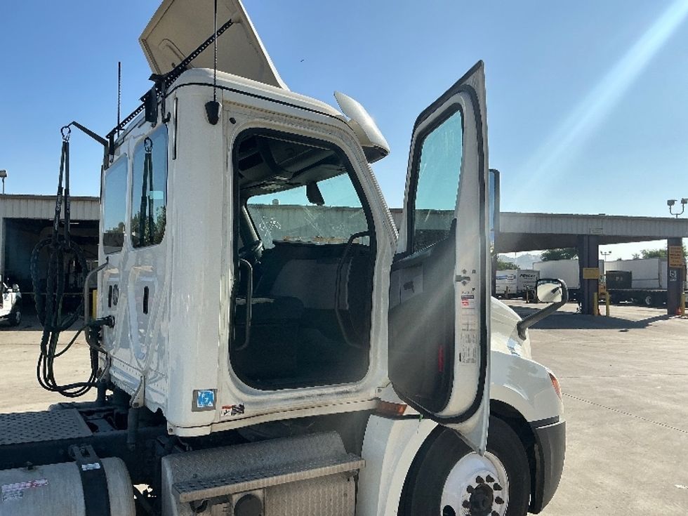 Day Cab Tractor-Heavy Duty Tractors-Freightliner-2019-T12664ST-Fontana-CA-363,025\n\t\tmiles-$ 48,000 - Image 12