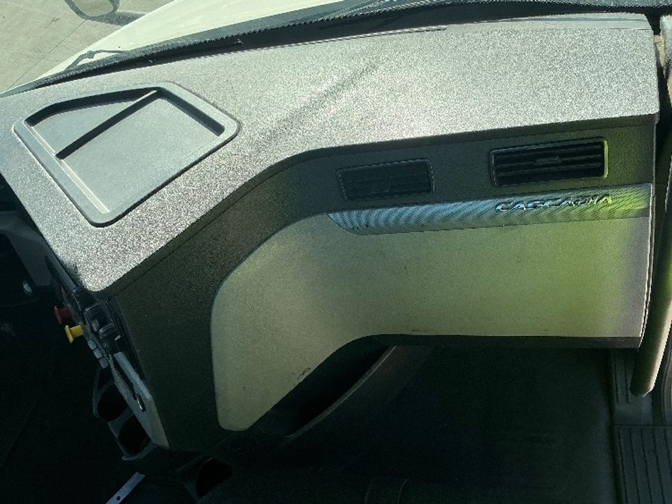 Day Cab Tractor-Heavy Duty Tractors-Freightliner-2019-T12664ST-Fontana-CA-363,025\n\t\tmiles-$ 48,000 - Image 13