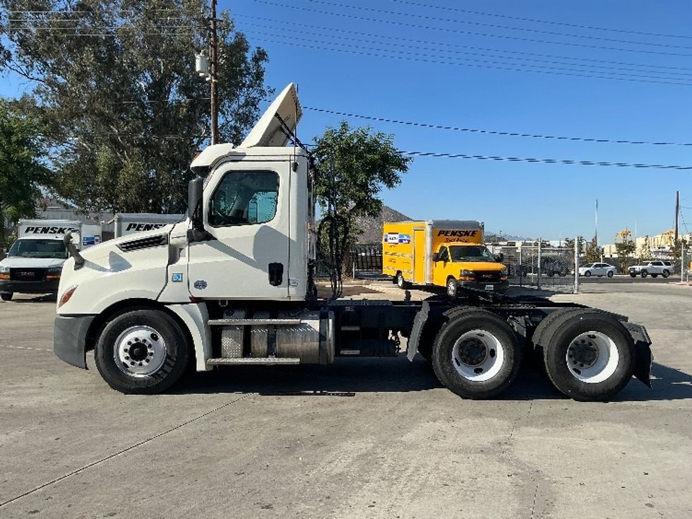 Day Cab Tractor-Heavy Duty Tractors-Freightliner-2019-T12664ST-Fontana-CA-363,025\n\t\tmiles-$ 48,000 - Image 4