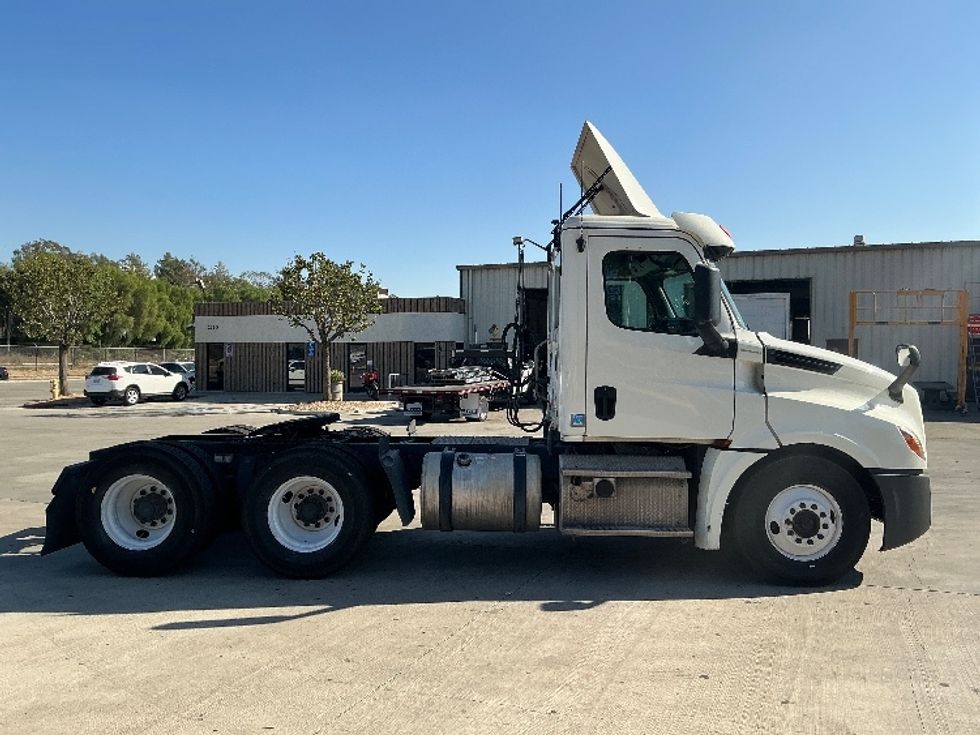 Day Cab Tractor-Heavy Duty Tractors-Freightliner-2019-T12664ST-Fontana-CA-363,025\n\t\tmiles-$ 48,000 - Image 8
