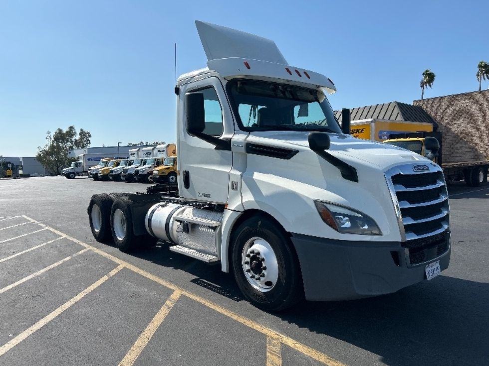 Day Cab Tractor-Heavy Duty Tractors-Freightliner-2019-T12664ST-Fontana-CA-365,095\n\t\tmiles-$ 46,000 - Image 1