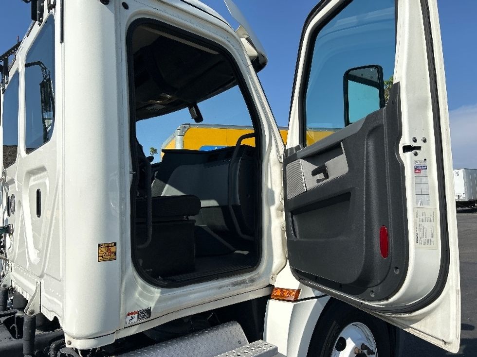 Day Cab Tractor-Heavy Duty Tractors-Freightliner-2019-T12664ST-Fontana-CA-365,095\n\t\tmiles-$ 46,000 - Image 12
