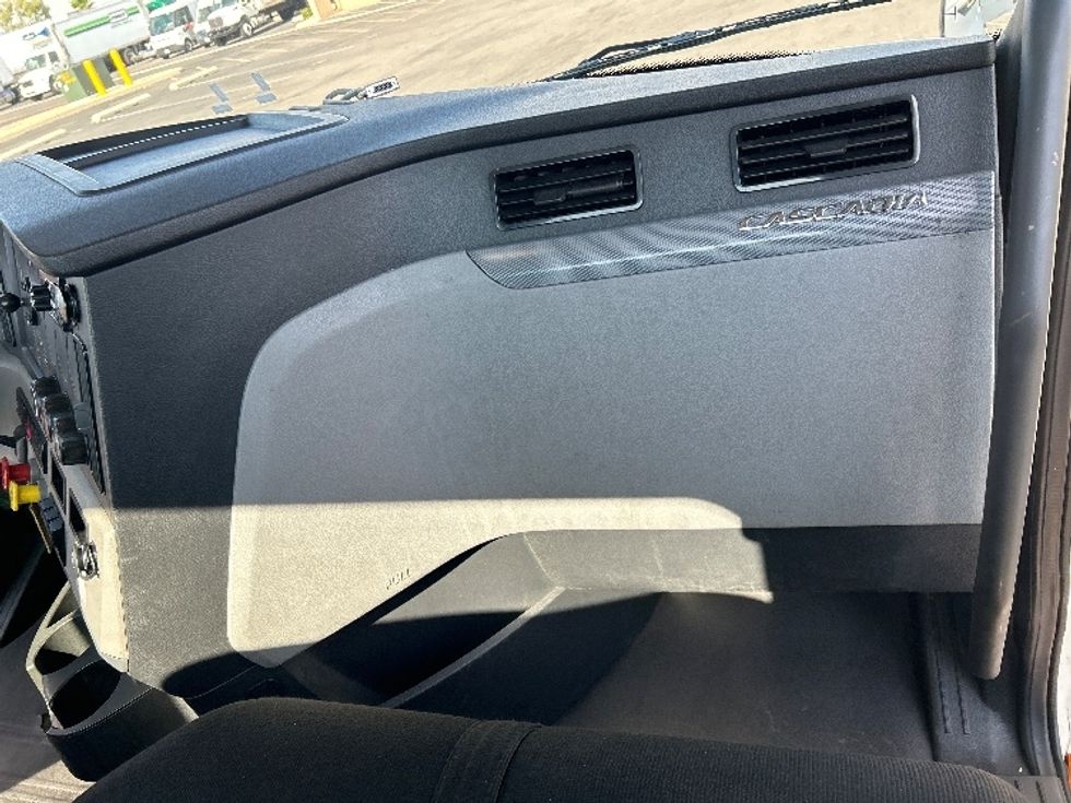 Day Cab Tractor-Heavy Duty Tractors-Freightliner-2019-T12664ST-Fontana-CA-365,095\n\t\tmiles-$ 46,000 - Image 13