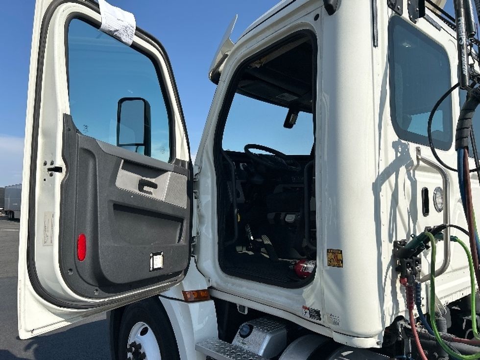 Day Cab Tractor-Heavy Duty Tractors-Freightliner-2019-T12664ST-Fontana-CA-365,095\n\t\tmiles-$ 46,000 - Image 9