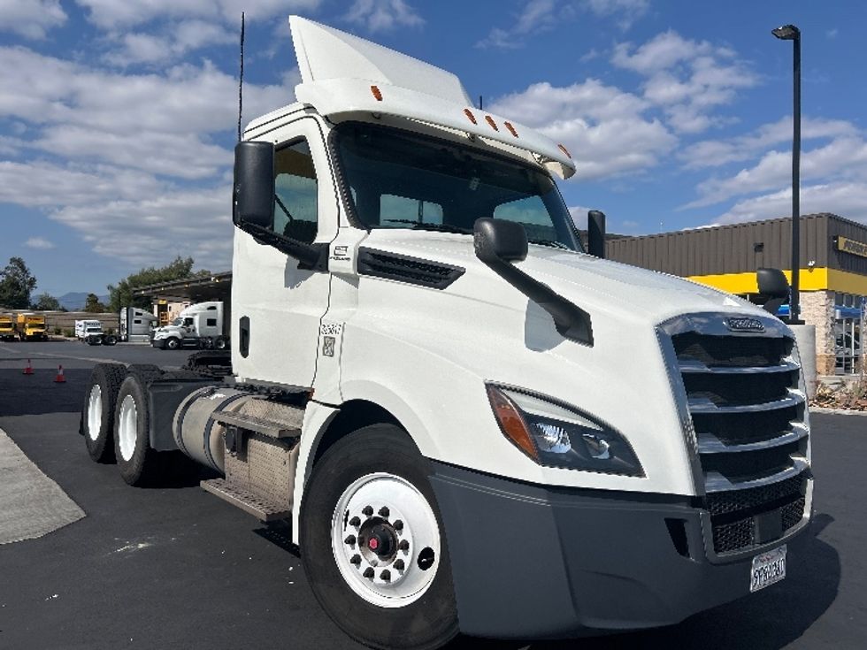 Day Cab Tractor-Heavy Duty Tractors-Freightliner-2019-T12664ST-Fontana-CA-389,689\n\t\tmiles-$ 42,000 - Image 1
