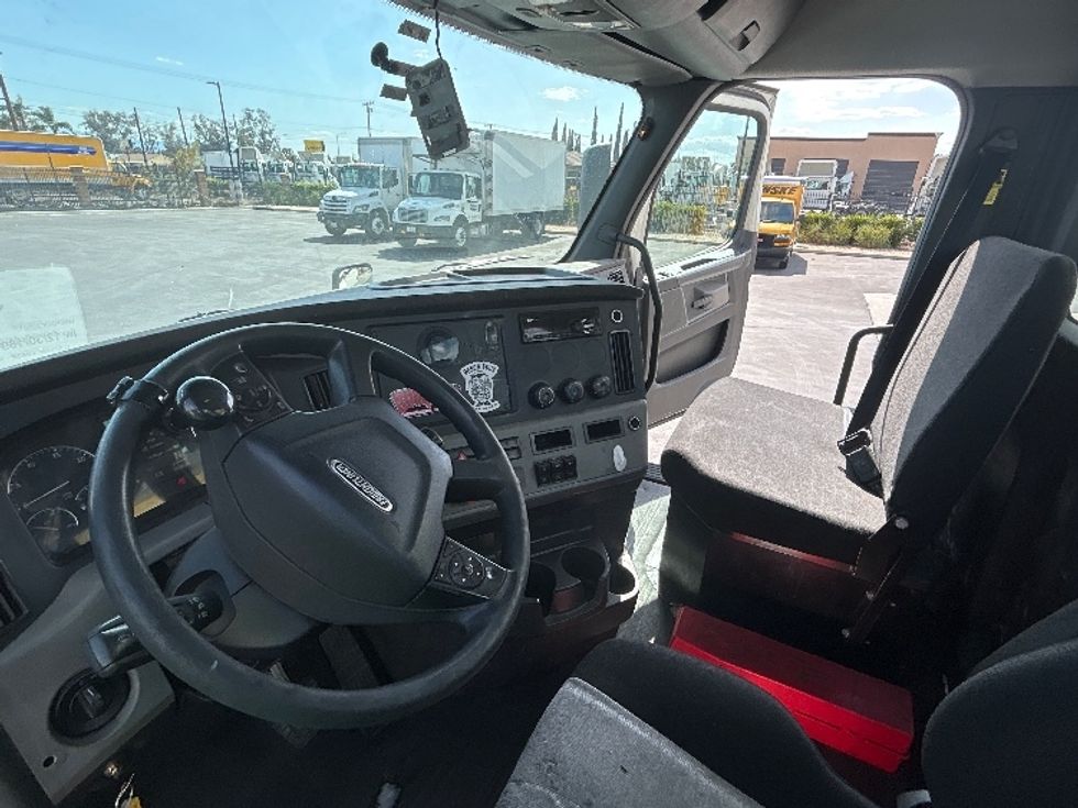 Day Cab Tractor-Heavy Duty Tractors-Freightliner-2019-T12664ST-Fontana-CA-389,689\n\t\tmiles-$ 42,000 - Image 10