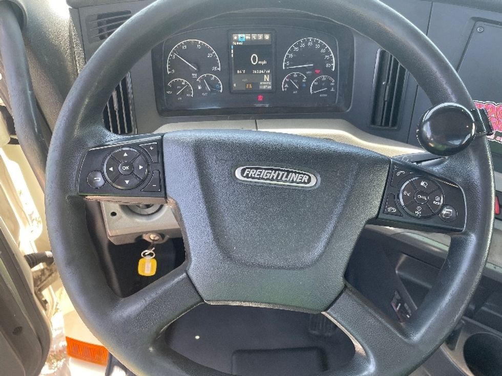 Day Cab Tractor-Heavy Duty Tractors-Freightliner-2019-T12664ST-Fontana-CA-389,689\n\t\tmiles-$ 42,000 - Image 11