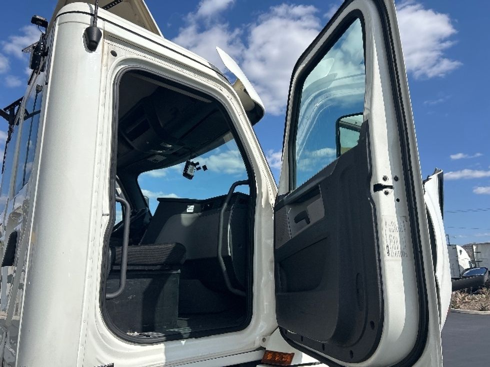 Day Cab Tractor-Heavy Duty Tractors-Freightliner-2019-T12664ST-Fontana-CA-389,689\n\t\tmiles-$ 42,000 - Image 12