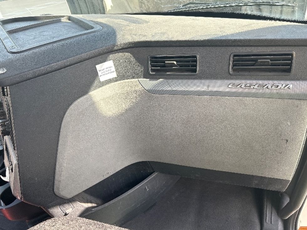 Day Cab Tractor-Heavy Duty Tractors-Freightliner-2019-T12664ST-Fontana-CA-389,689\n\t\tmiles-$ 42,000 - Image 13