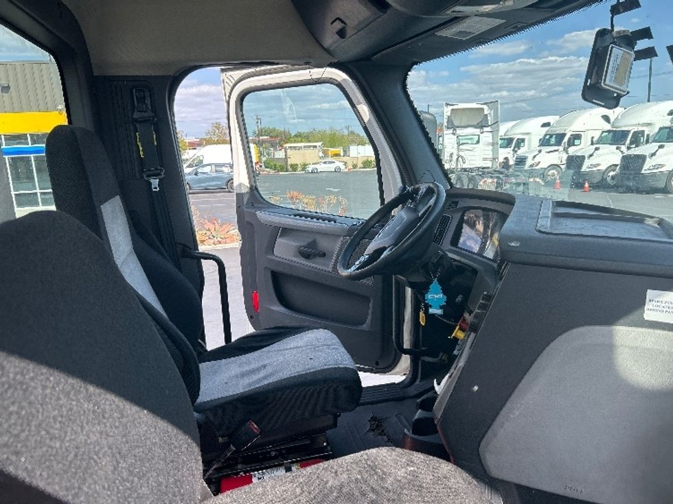Day Cab Tractor-Heavy Duty Tractors-Freightliner-2019-T12664ST-Fontana-CA-389,689\n\t\tmiles-$ 42,000 - Image 14