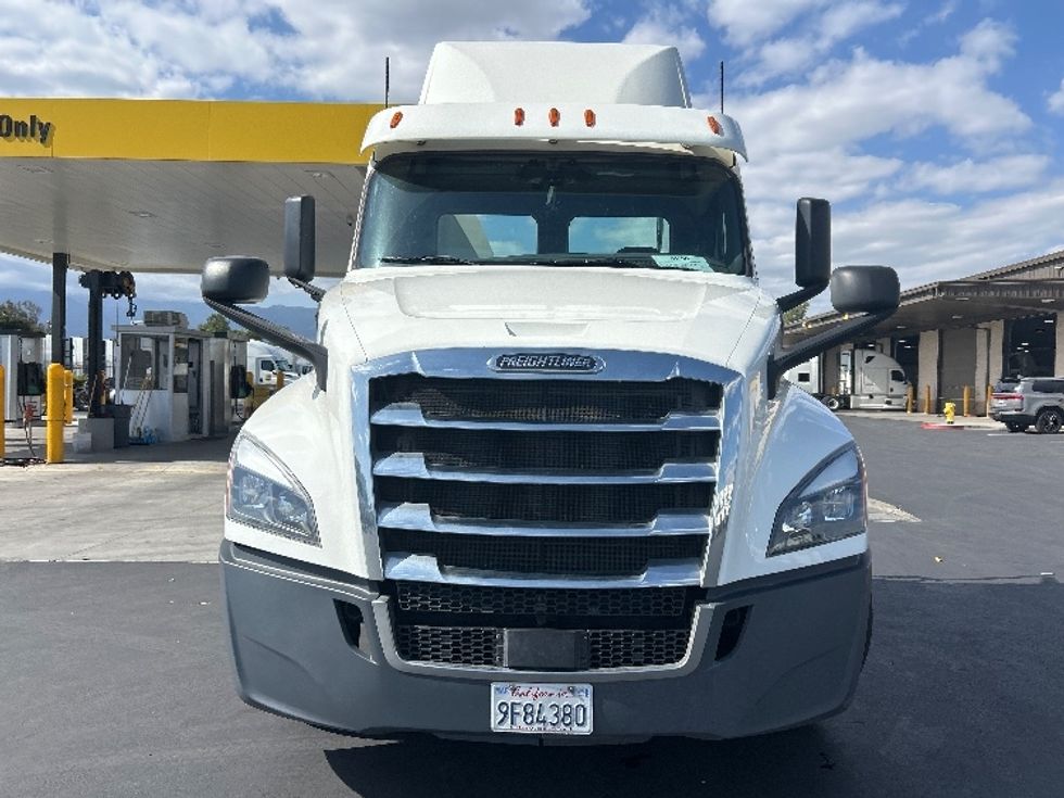 Day Cab Tractor-Heavy Duty Tractors-Freightliner-2019-T12664ST-Fontana-CA-389,689\n\t\tmiles-$ 42,000 - Image 2