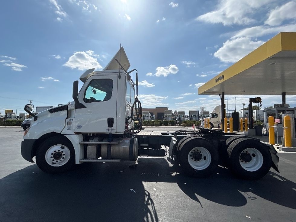 Day Cab Tractor-Heavy Duty Tractors-Freightliner-2019-T12664ST-Fontana-CA-389,689\n\t\tmiles-$ 42,000 - Image 4