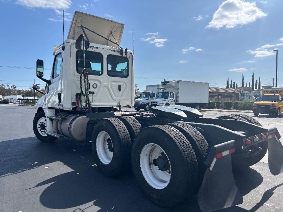 Day Cab Tractor-Heavy Duty Tractors-Freightliner-2019-T12664ST-Fontana-CA-389,689\n\t\tmiles-$ 42,000 - Image 5