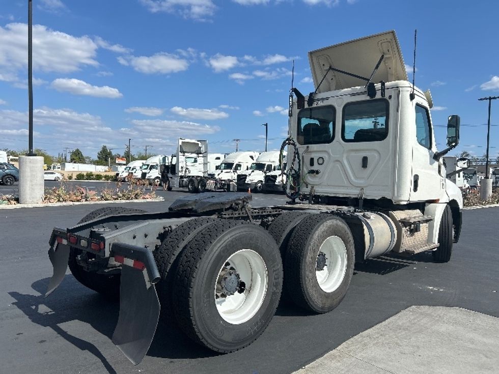 Day Cab Tractor-Heavy Duty Tractors-Freightliner-2019-T12664ST-Fontana-CA-389,689\n\t\tmiles-$ 42,000 - Image 7