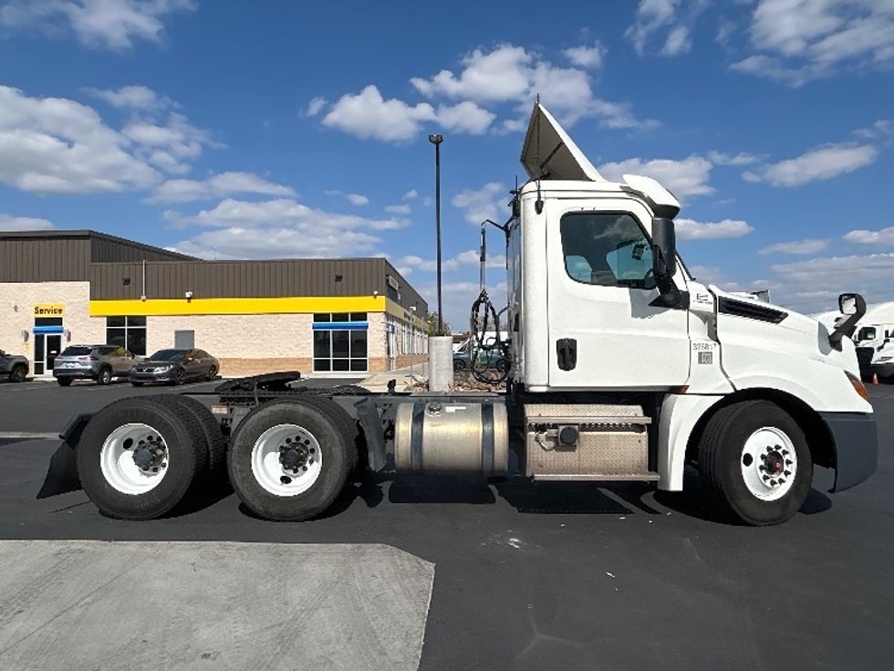 Day Cab Tractor-Heavy Duty Tractors-Freightliner-2019-T12664ST-Fontana-CA-389,689\n\t\tmiles-$ 42,000 - Image 8