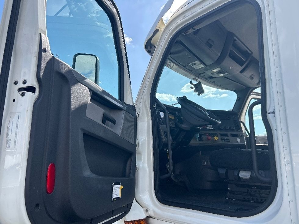 Day Cab Tractor-Heavy Duty Tractors-Freightliner-2019-T12664ST-Fontana-CA-389,689\n\t\tmiles-$ 42,000 - Image 9