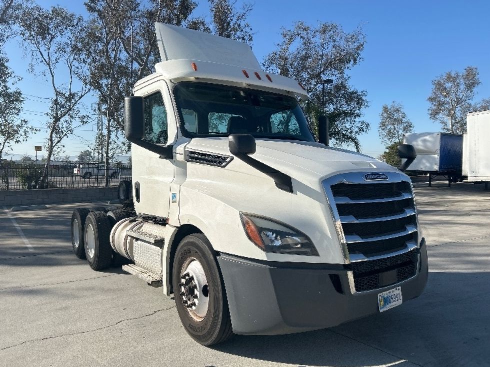 Day Cab Tractor-Heavy Duty Tractors-Freightliner-2019-T12664ST-Fontana-CA-392,109\n\t\tmiles-$ 44,500 - Image 1
