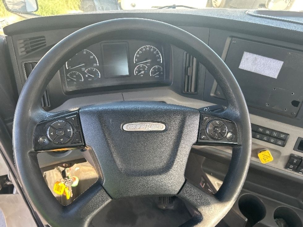 Day Cab Tractor-Heavy Duty Tractors-Freightliner-2019-T12664ST-Fontana-CA-392,109\n\t\tmiles-$ 44,500 - Image 11