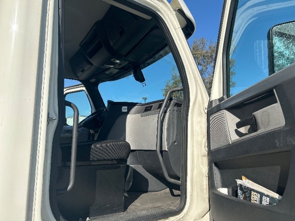 Day Cab Tractor-Heavy Duty Tractors-Freightliner-2019-T12664ST-Fontana-CA-392,109\n\t\tmiles-$ 44,500 - Image 12