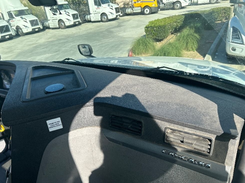 Day Cab Tractor-Heavy Duty Tractors-Freightliner-2019-T12664ST-Fontana-CA-392,109\n\t\tmiles-$ 44,500 - Image 13