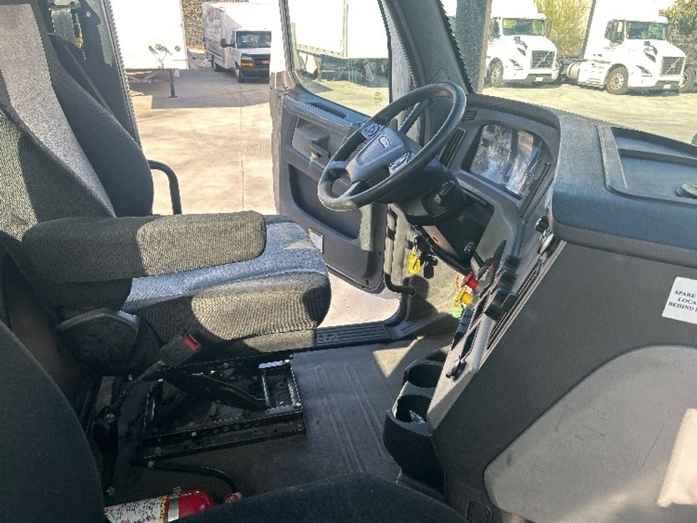 Day Cab Tractor-Heavy Duty Tractors-Freightliner-2019-T12664ST-Fontana-CA-392,109\n\t\tmiles-$ 44,500 - Image 14