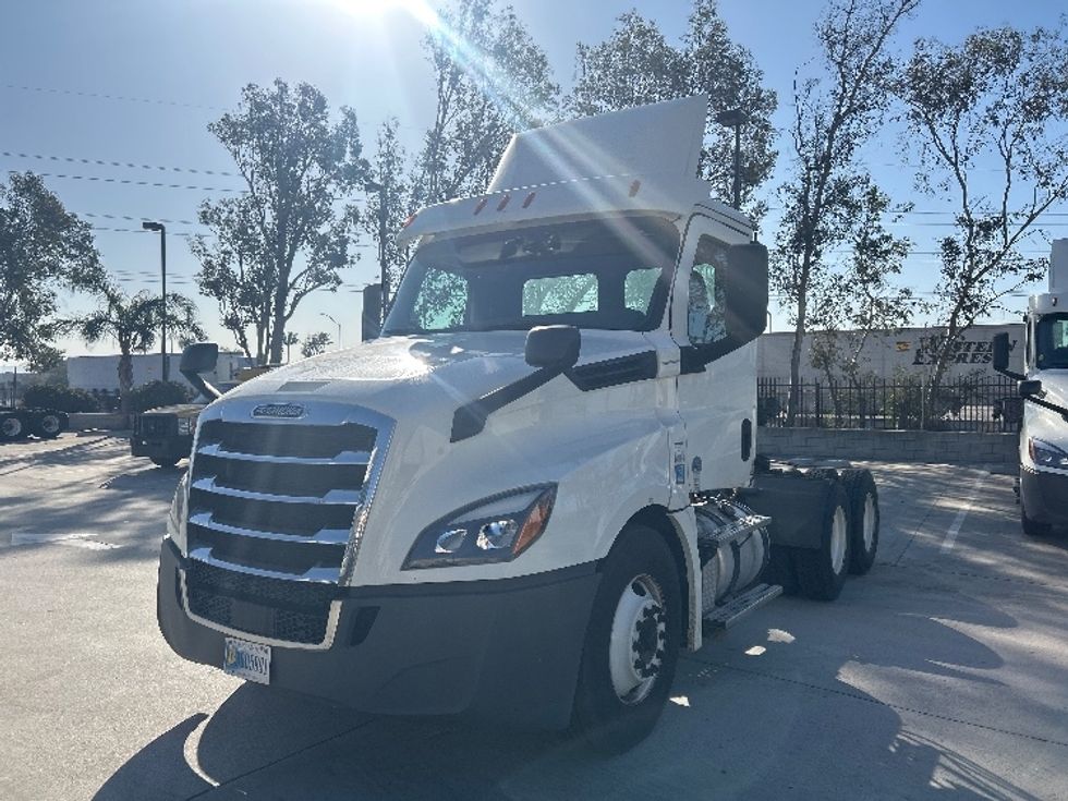 Day Cab Tractor-Heavy Duty Tractors-Freightliner-2019-T12664ST-Fontana-CA-392,109\n\t\tmiles-$ 44,500 - Image 3