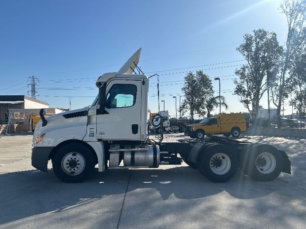 Day Cab Tractor-Heavy Duty Tractors-Freightliner-2019-T12664ST-Fontana-CA-392,109\n\t\tmiles-$ 44,500 - Image 4