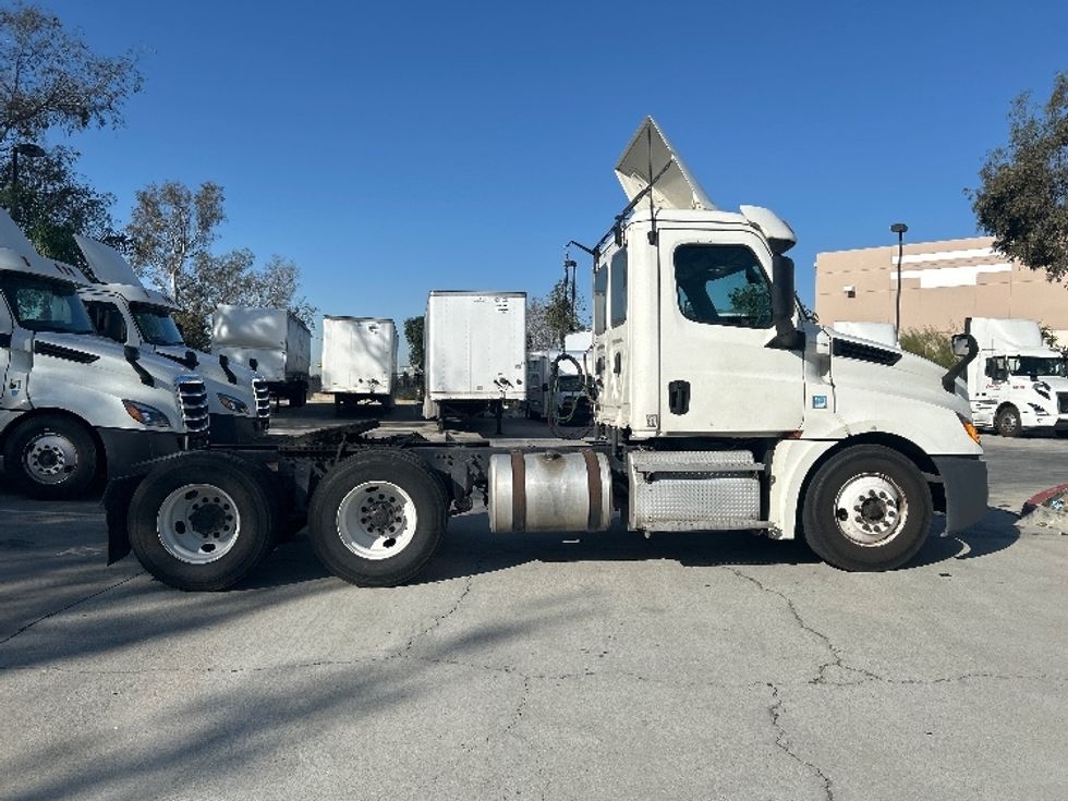 Day Cab Tractor-Heavy Duty Tractors-Freightliner-2019-T12664ST-Fontana-CA-392,109\n\t\tmiles-$ 44,500 - Image 8