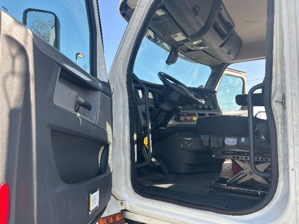 Day Cab Tractor-Heavy Duty Tractors-Freightliner-2019-T12664ST-Fontana-CA-392,109\n\t\tmiles-$ 44,500 - Image 9