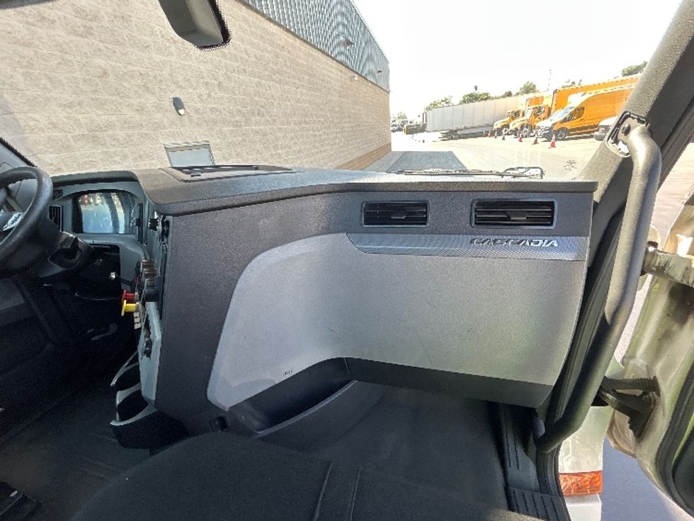 Day Cab Tractor-Heavy Duty Tractors-Freightliner-2019-T12664ST-Fontana-CA-392,234\n\t\tmiles-$ 46,250 - Image 13