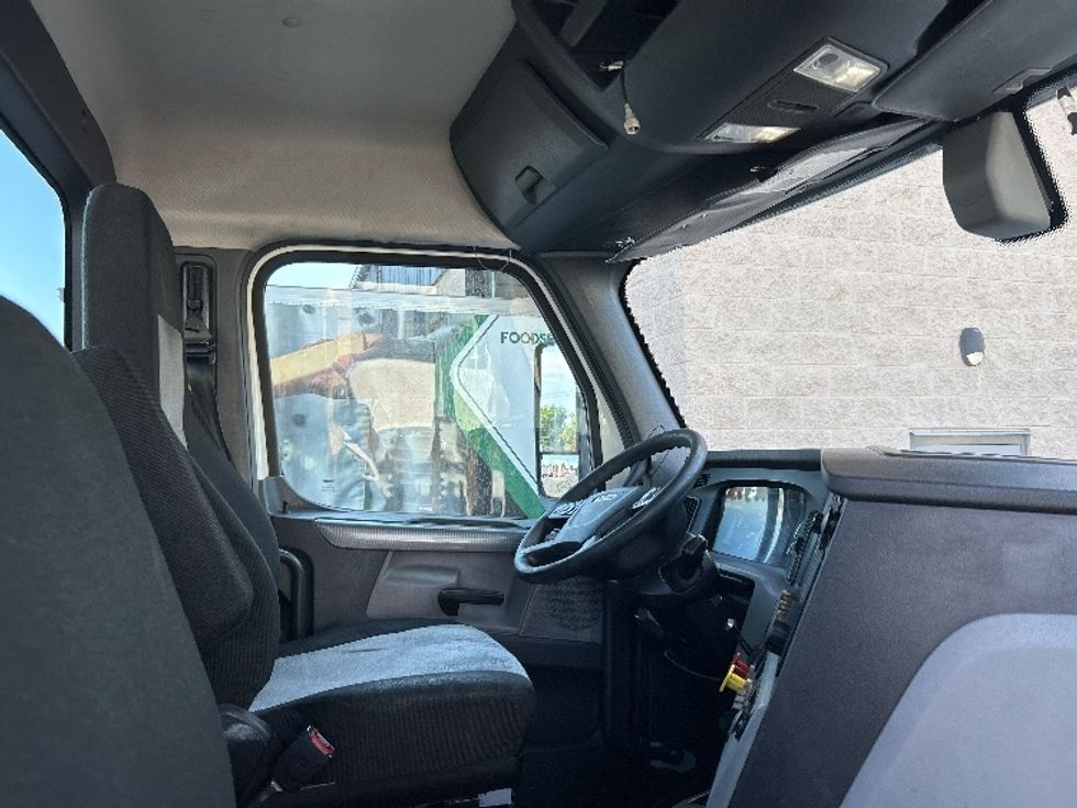 Day Cab Tractor-Heavy Duty Tractors-Freightliner-2019-T12664ST-Fontana-CA-392,234\n\t\tmiles-$ 46,250 - Image 14