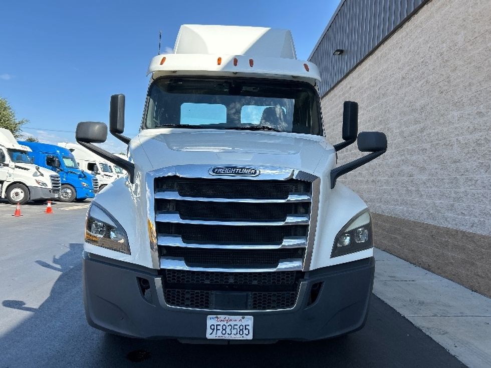 Day Cab Tractor-Heavy Duty Tractors-Freightliner-2019-T12664ST-Fontana-CA-392,234\n\t\tmiles-$ 46,250 - Image 2