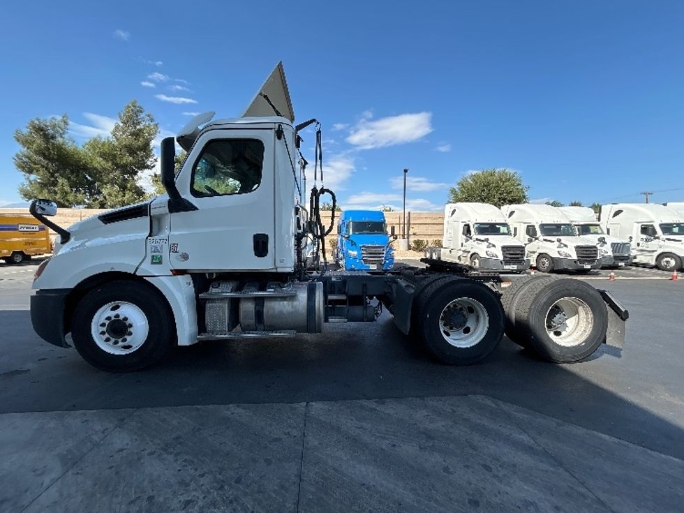 Day Cab Tractor-Heavy Duty Tractors-Freightliner-2019-T12664ST-Fontana-CA-392,234\n\t\tmiles-$ 46,250 - Image 4
