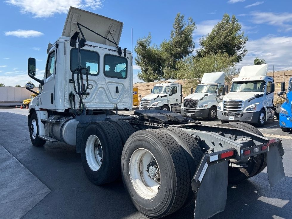 Day Cab Tractor-Heavy Duty Tractors-Freightliner-2019-T12664ST-Fontana-CA-392,234\n\t\tmiles-$ 46,250 - Image 5