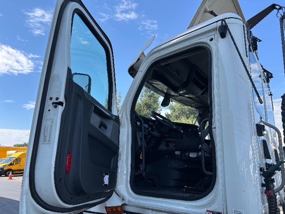Day Cab Tractor-Heavy Duty Tractors-Freightliner-2019-T12664ST-Fontana-CA-392,234\n\t\tmiles-$ 46,250 - Image 9