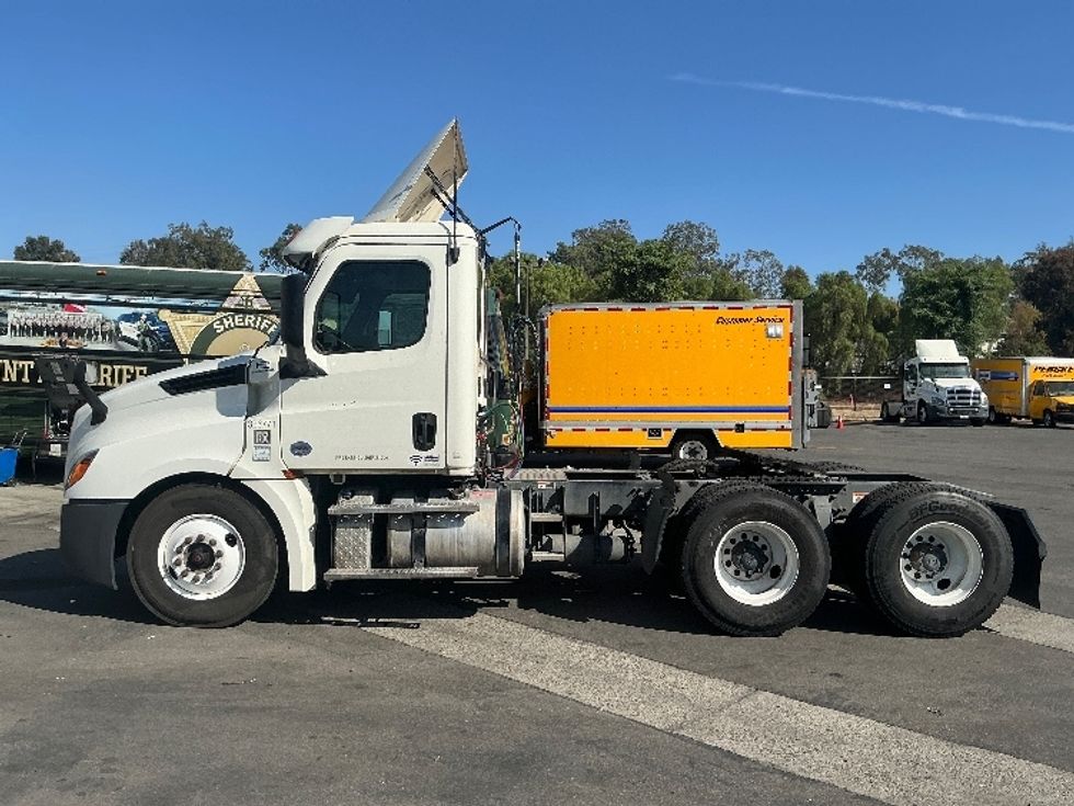 Day Cab Tractor-Heavy Duty Tractors-Freightliner-2019-T12664ST-Fontana-CA-408,951\n\t\tmiles-$ 45,000 - Image 4