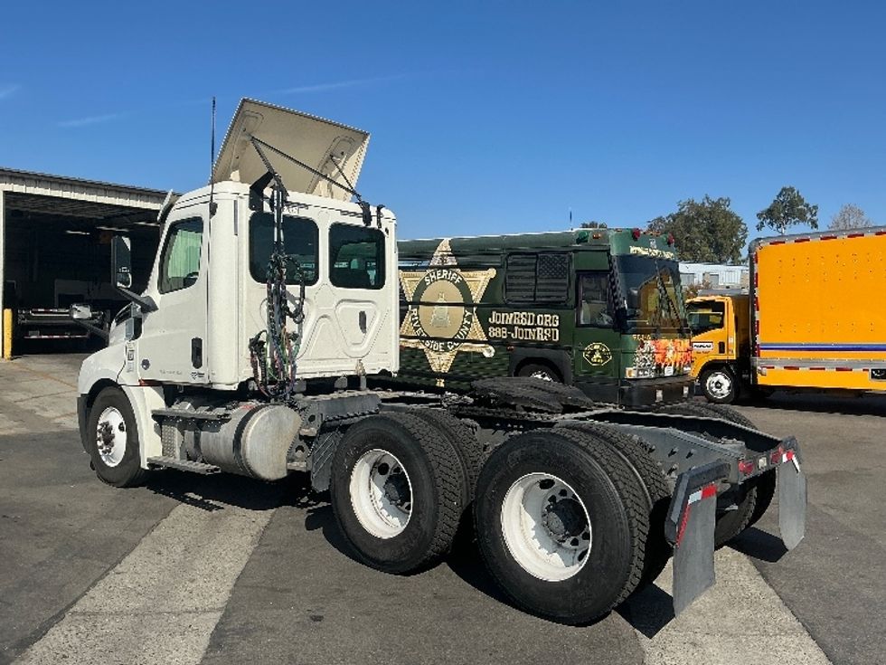 Day Cab Tractor-Heavy Duty Tractors-Freightliner-2019-T12664ST-Fontana-CA-408,951\n\t\tmiles-$ 45,000 - Image 5