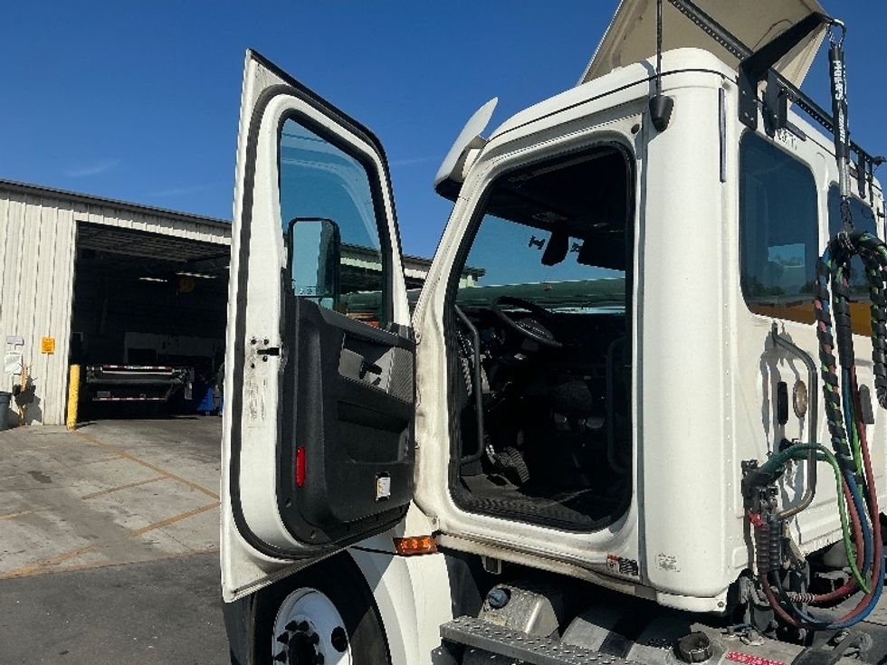 Day Cab Tractor-Heavy Duty Tractors-Freightliner-2019-T12664ST-Fontana-CA-408,951\n\t\tmiles-$ 45,000 - Image 9