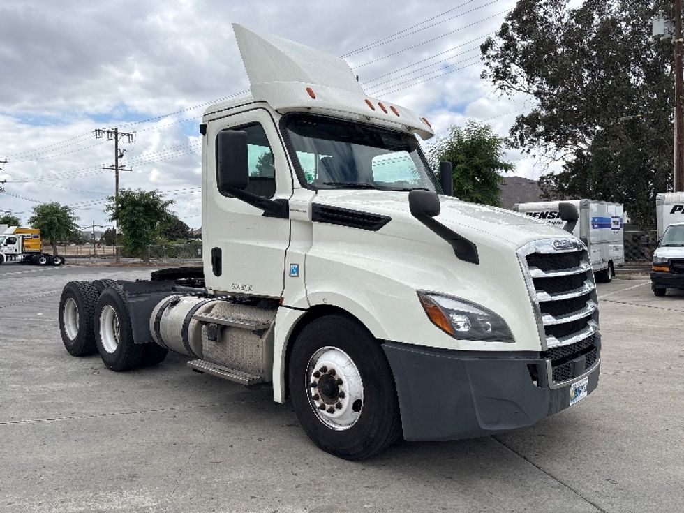 Day Cab Tractor-Heavy Duty Tractors-Freightliner-2019-T12664ST-Fontana-CA-415,459\n\t\tmiles-$ 45,000 - Image 1