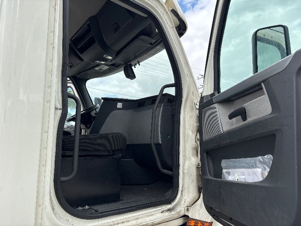 Day Cab Tractor-Heavy Duty Tractors-Freightliner-2019-T12664ST-Fontana-CA-415,459\n\t\tmiles-$ 45,000 - Image 12