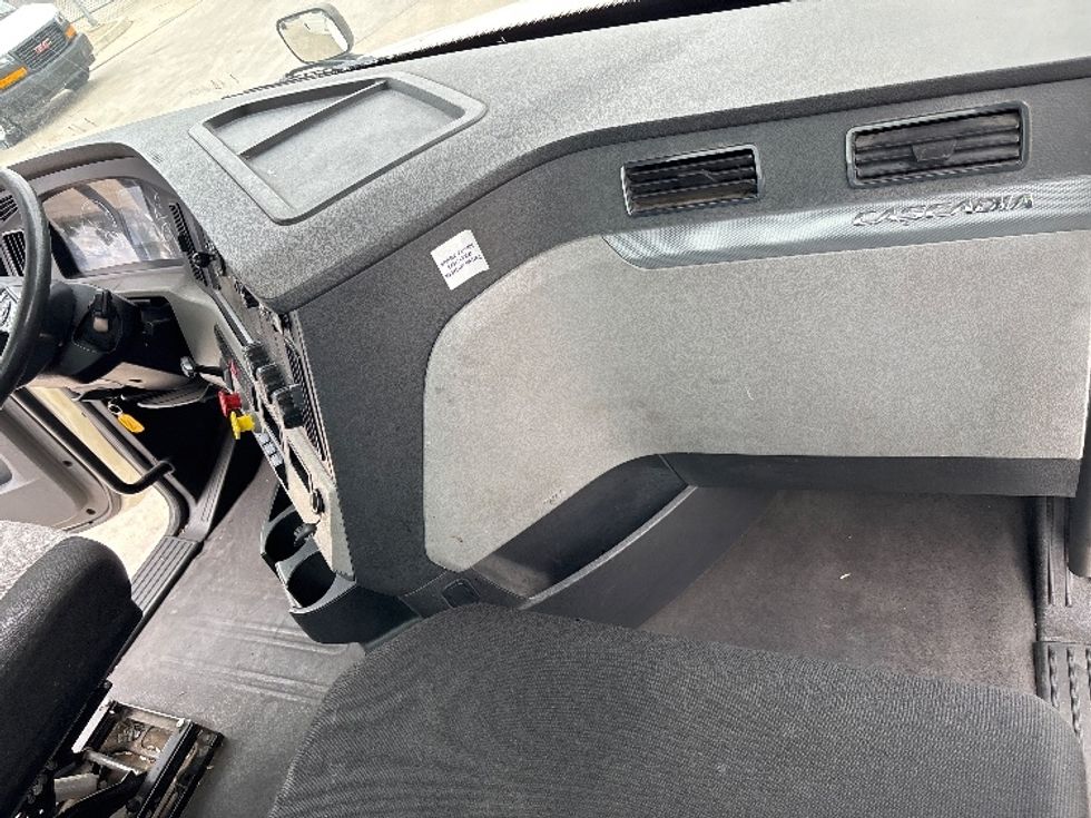 Day Cab Tractor-Heavy Duty Tractors-Freightliner-2019-T12664ST-Fontana-CA-415,459\n\t\tmiles-$ 45,000 - Image 13