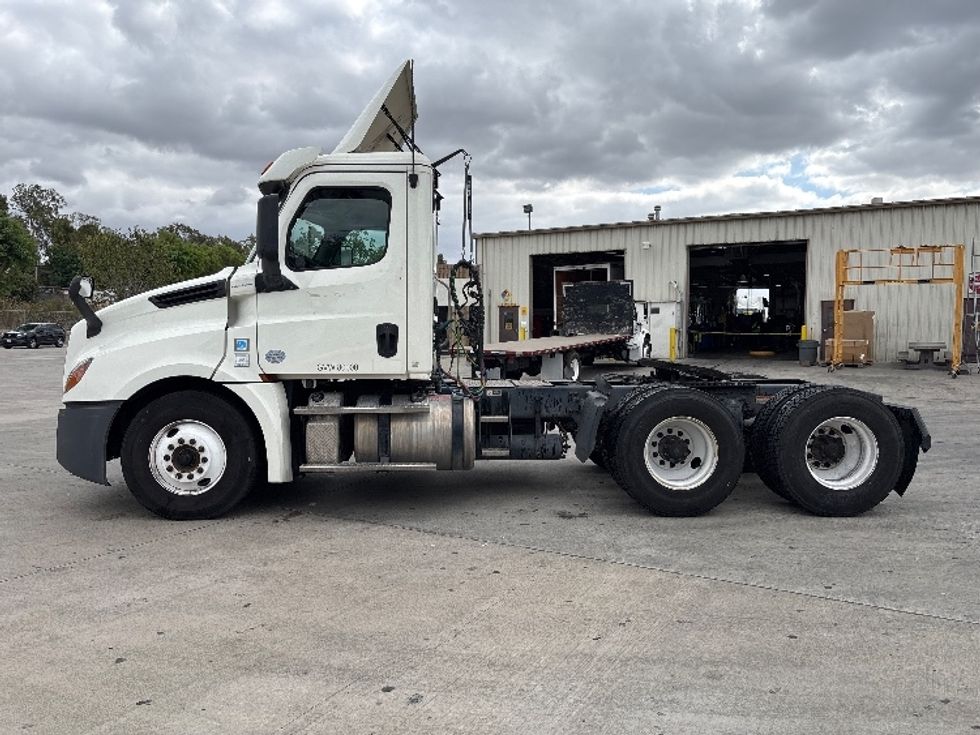 Day Cab Tractor-Heavy Duty Tractors-Freightliner-2019-T12664ST-Fontana-CA-415,459\n\t\tmiles-$ 45,000 - Image 4