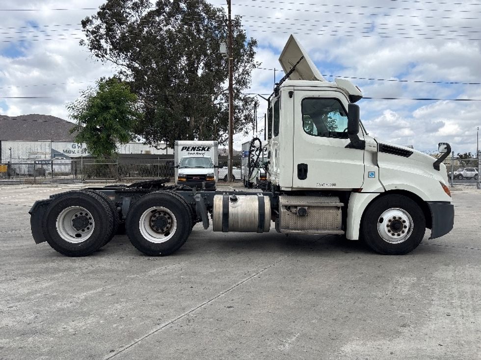 Day Cab Tractor-Heavy Duty Tractors-Freightliner-2019-T12664ST-Fontana-CA-415,459\n\t\tmiles-$ 45,000 - Image 8