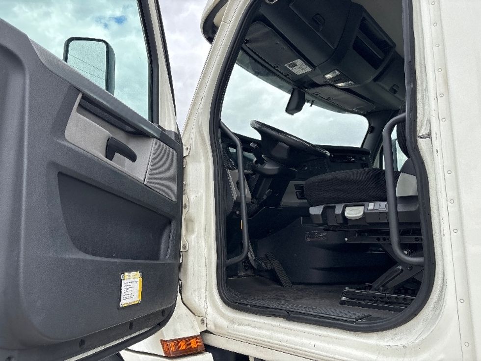 Day Cab Tractor-Heavy Duty Tractors-Freightliner-2019-T12664ST-Fontana-CA-415,459\n\t\tmiles-$ 45,000 - Image 9