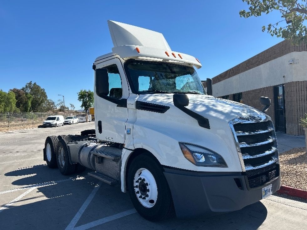 Day Cab Tractor-Heavy Duty Tractors-Freightliner-2019-T12664ST-Fontana-CA-424,778\n\t\tmiles-$ 44,750 - Image 1